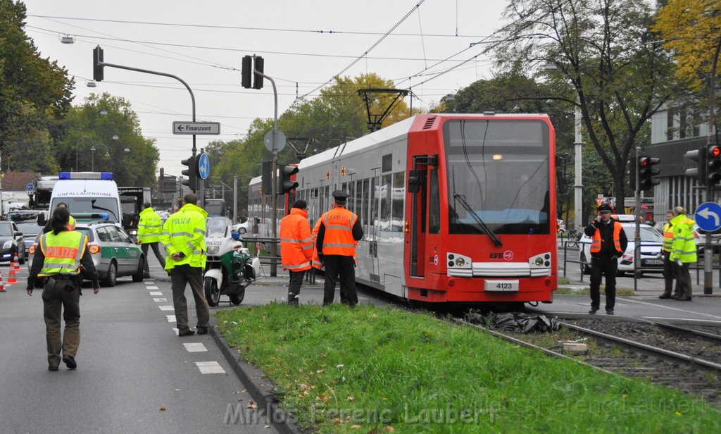 Person unter KVB Bahn Koeln Lindenthal Aachenerstr Universitaetstr P07.JPG